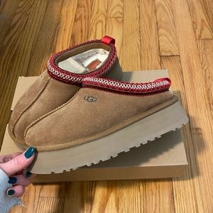 UGG Tazz Suede Platform Slipper in Chestnut